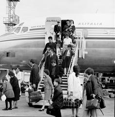 Immigrants arriving in Australia, 1967.