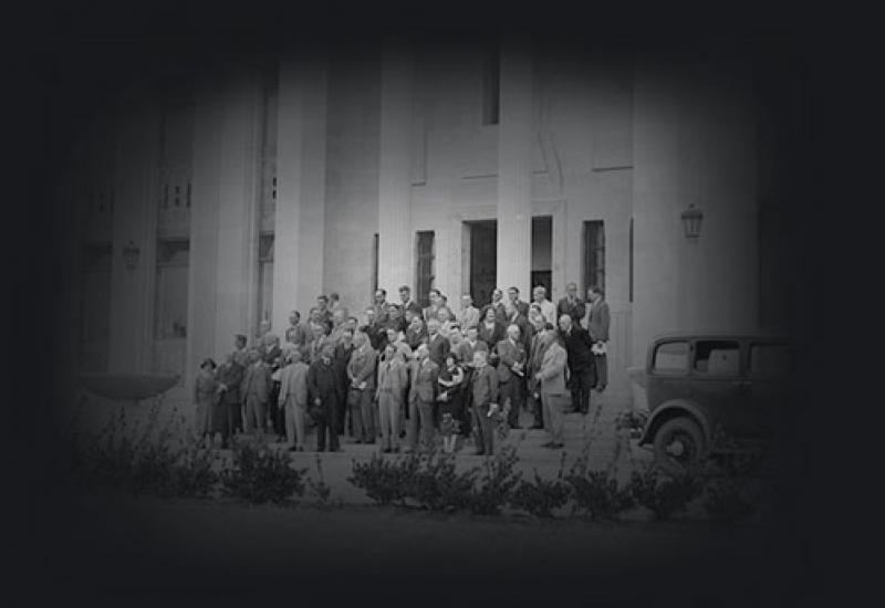 Conference delegates in front of the Australian Institute of Anatomy