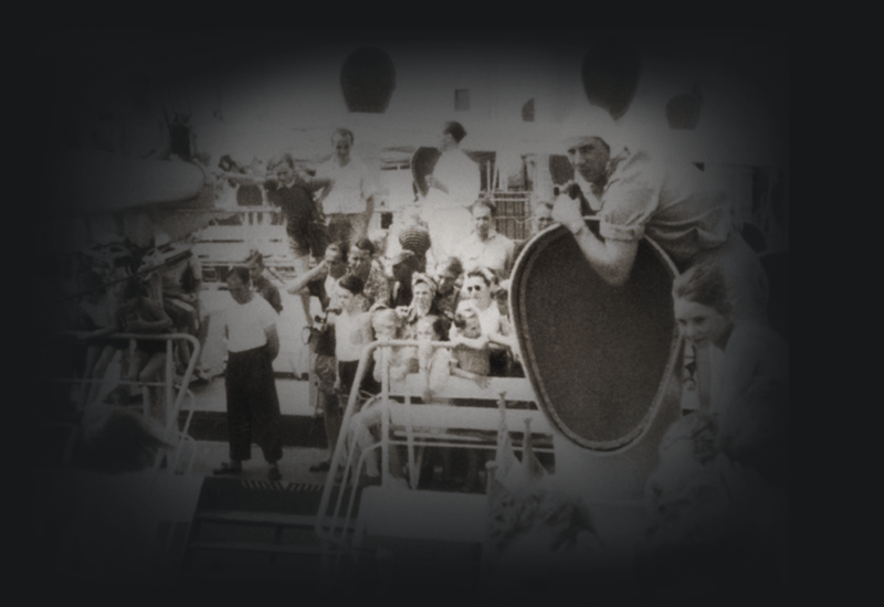 A crowd of people on the deck of the MS Nelly.