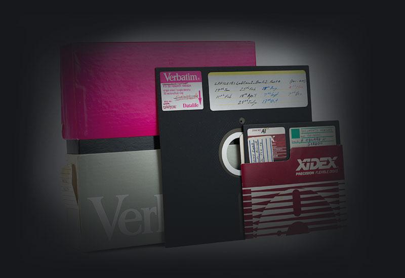 Magnetic disc cassette and 2 sizes of flexible disc.
