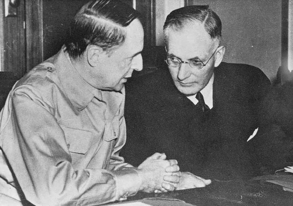 Prime Minister John Curtin meeting with American Douglas MacArthur | naa.gov.au