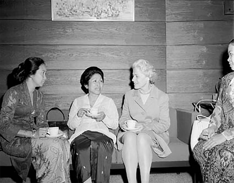 Wife of Indonesian Minister for Mines talking with wife of Australian Foreign Minister, Mrs Bury.