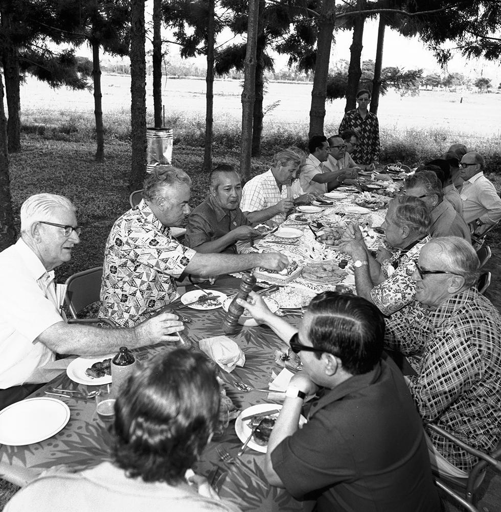 Gough Whitlam and President Soeharto lunching al fresco with Australian and Indonesian officials, Indonesia, April 1975. NAA: A6180, 11/4/75/105