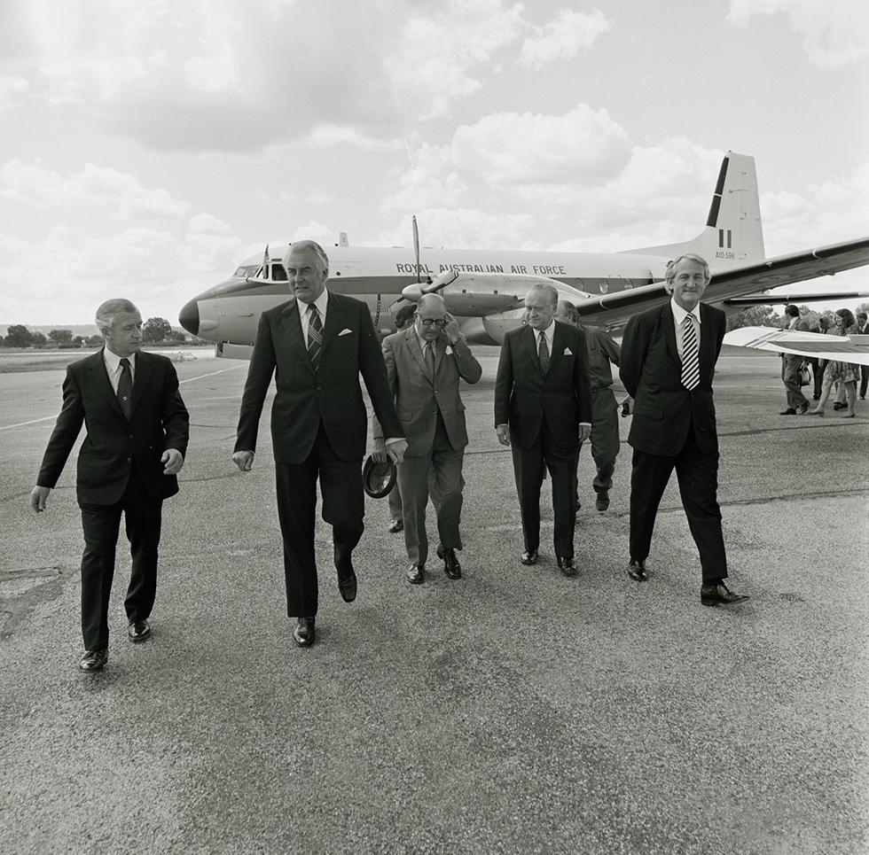 Gough Whitlam, Rupert Hamer, Robert Askin and Tom Uren arriving in Albury to sign the Albury–Wodonga Agreement, 1973. NAA: A6180, 24/10/73/77
