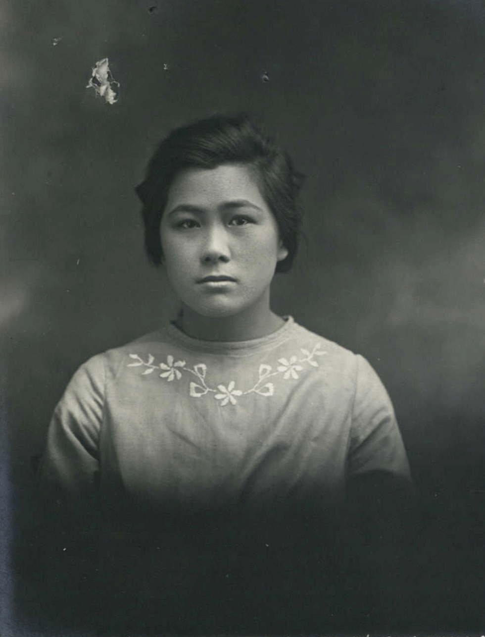 Photographic portrait of Dorothy Sym Choon taken in 1921.