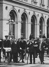 Ballarat Post Office staff in front of the Ballarat Telegraph building with their delivery bicycles.