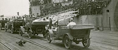 Returned World War I soldiers disembarking in Melbourne.