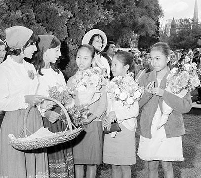 2 young Balinese dancers say hello to two Maltese girls