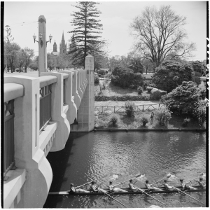Veale supervised construction of the Adelaide Bridge, completed in 1931.