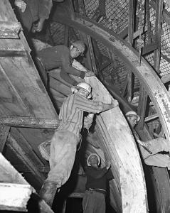 Erecting concreting formwork in a tunnel, 1964 (NAA: A1200, L49647)