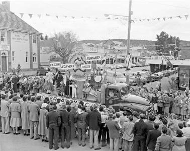 The Festival of the Snows street parade, 1958 (NAA: A12111, 1/1958/17/13)