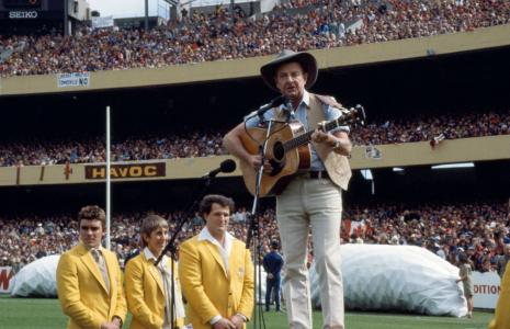 Slim Dusty performs wearing his trademark Akubra