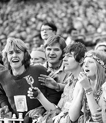 5 football supporters among the crowd.