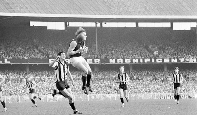 Jesaulenko catching the ball