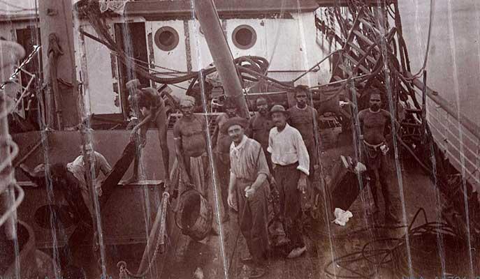 Salvaging on the deck of the Karrakatta, photographer Arthur A Dean, 1901
